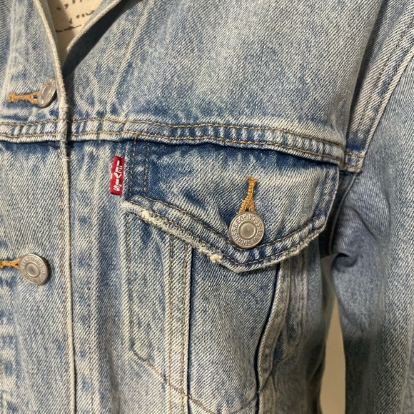 Levi’s Classic Eco-Friendly Waterless Trucker Jean Jacket – Light Wash SZ Medium - Picture 4 of 7